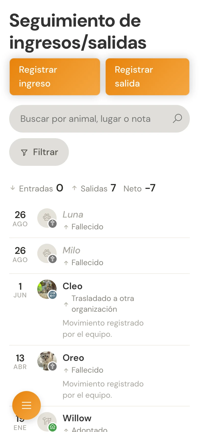 Historial de entradas y salidas en el móvil, con fechas, animales, motivos y totales.