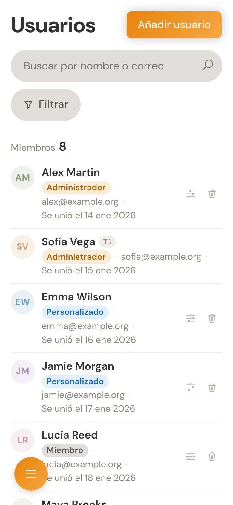 Lista del equipo en el móvil con nombres, correos y niveles de acceso.